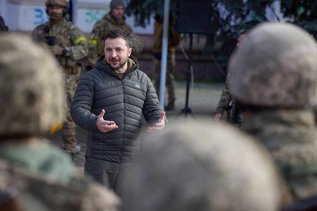 当地时间11月14日，赫尔松地区，乌克兰总统泽连斯基对军人发表讲话。（视觉中国）