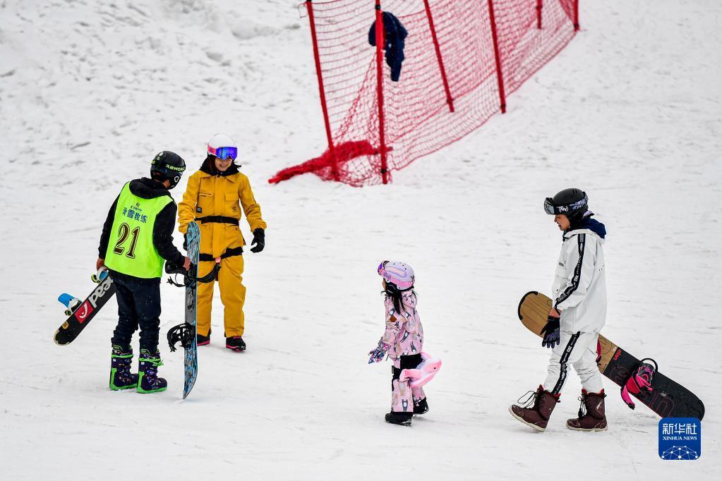 游客在位于四川省阿坝藏族羌族自治州的太子岭滑雪场体验冰雪运动