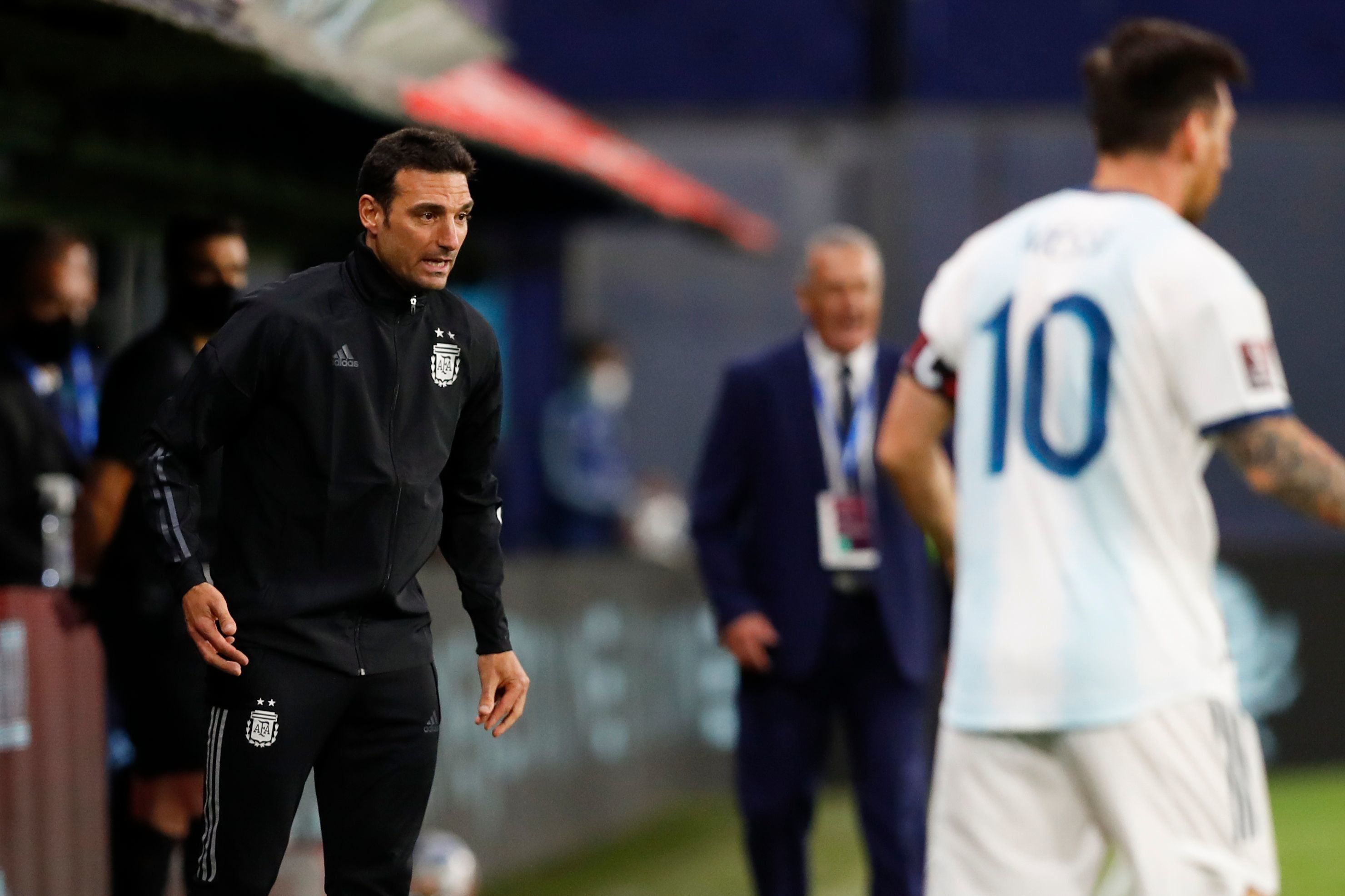 2020年10月8日，阿根廷队主教练斯卡洛尼（左）在世预赛比赛中。