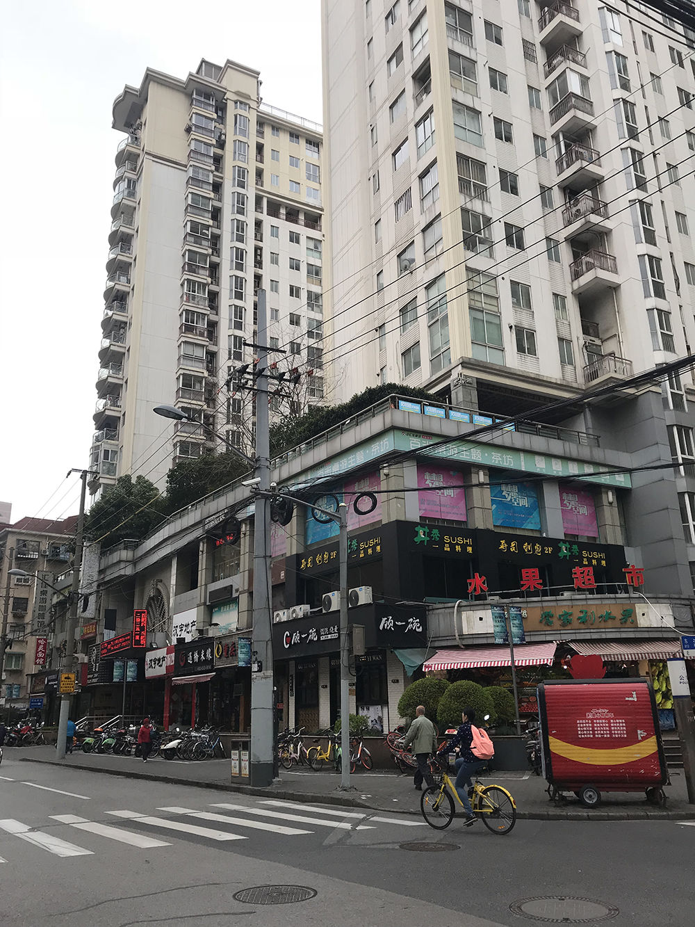 汉口路浙江路的水果超市就是东方旅社原址,柔石被捕的地方。