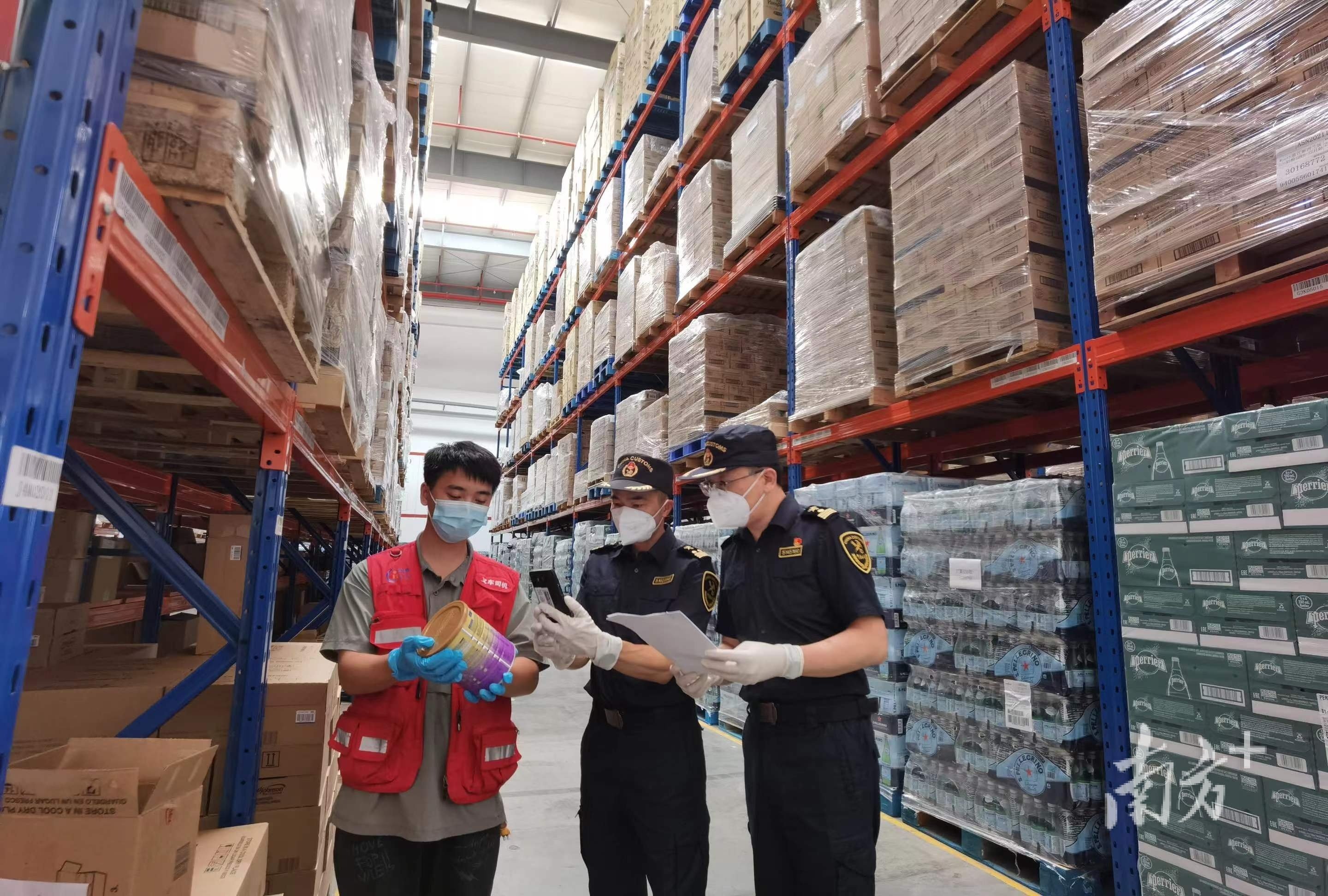海关关员在企业跨境电商仓库核查网购保税进口奶粉。 广州海关供图