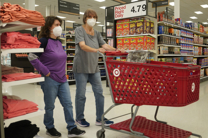 9月13日，顾客在美国加利福尼亚州圣马特奥一家超市购物。新华社发
