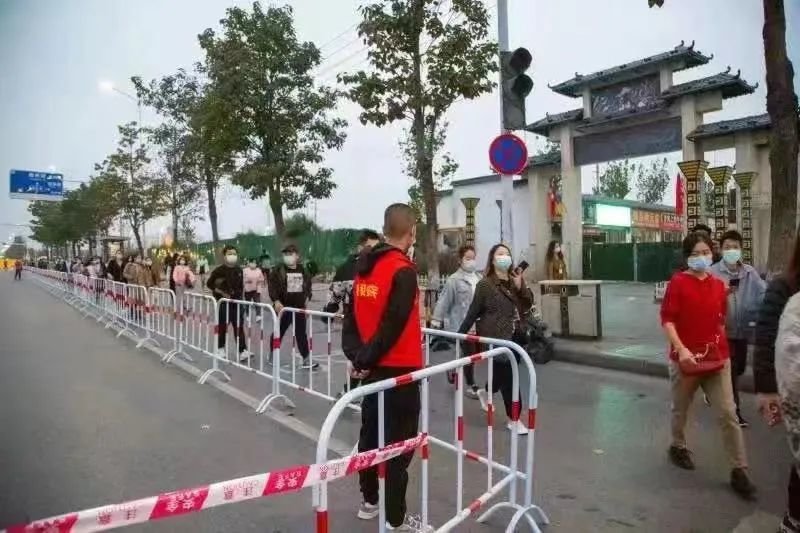 10月31日,郑州航空港区疫情防控指挥部发布消息,已要求富士康落实“四方责任”,有序恢复生产生活秩序。 图片来源:郑州航空港区发布