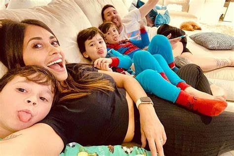 梅西的妻子安东内拉在社交媒体上晒出一家五口的合照（图源：社交媒体截图）