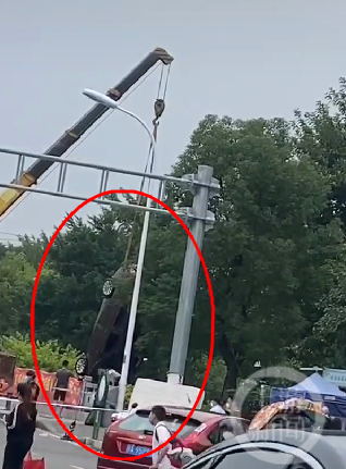 ▲11月20日,落水轿车已被打捞上岸。图片来源/受访者供图