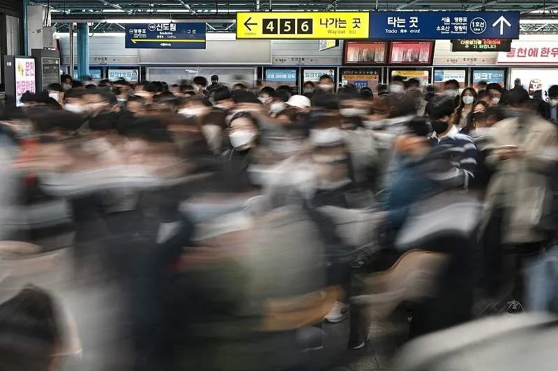 当地时间2022年10月25日，韩国首尔地铁站。图/视觉中国