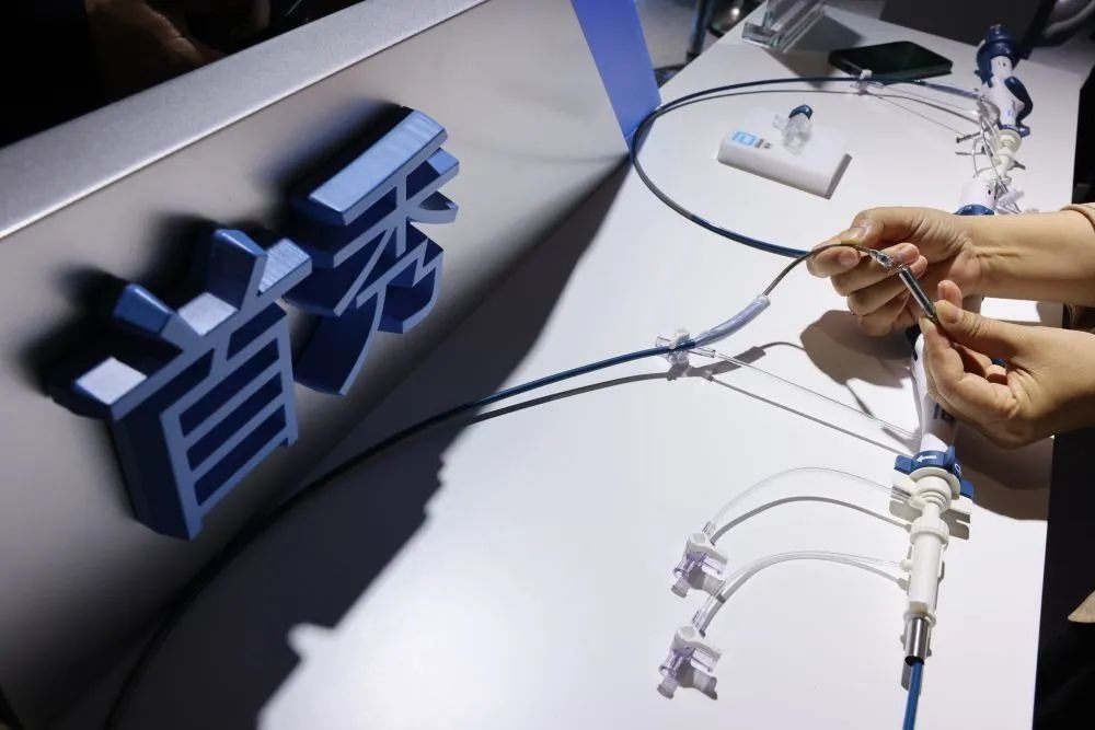 11月5日，在第五届进博会医疗器械及医药保健展区，工作人员在演示一款无导线心脏起搏器。新华社记者 金立旺 摄