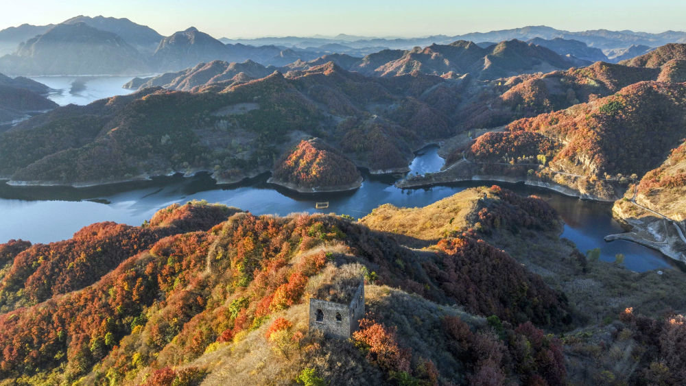 10月24日在河北省承德市与唐山市交界处的潘家口水库拍摄的长城秋景（无人机照片）。新华社发（刘满仓 摄）