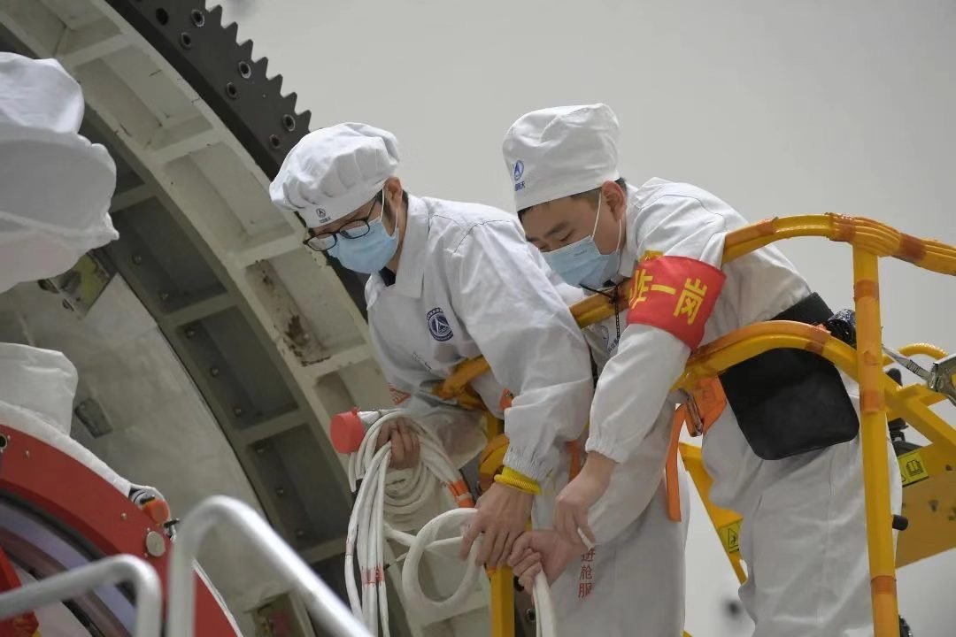 航天八院的研制团队成员在工作中