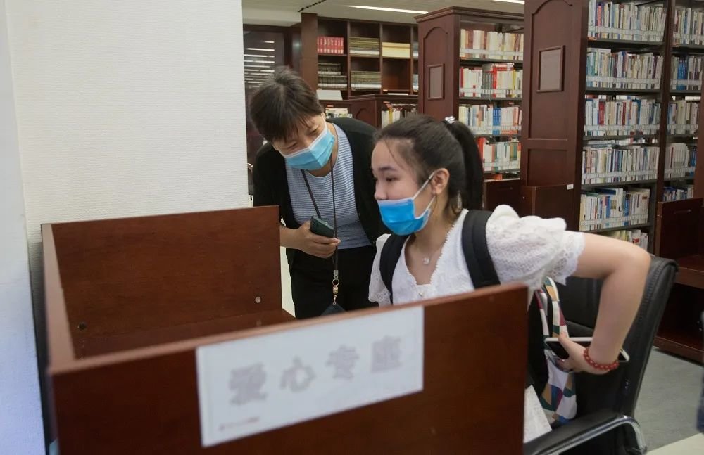 图书馆最初为文晴安排的专座并不合适 | 王一凡