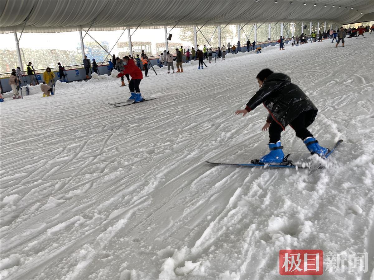 春节假日期间,武汉趣谷四季滑雪场每天都吸引众多滑雪爱好者和各方