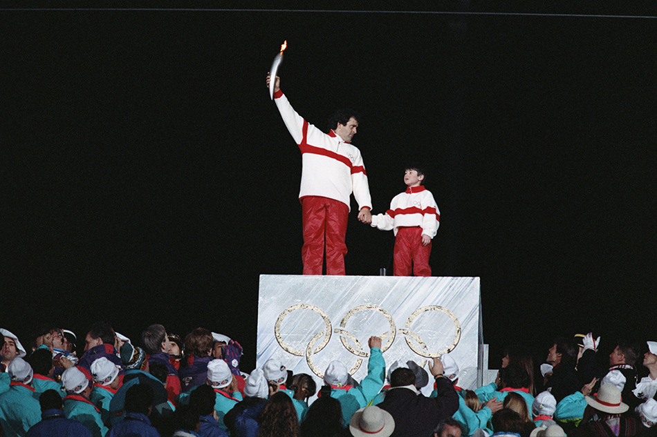 当地时间1992年2月8日,法国阿尔贝维尔冬奥会开幕式上,足球名将米歇尔