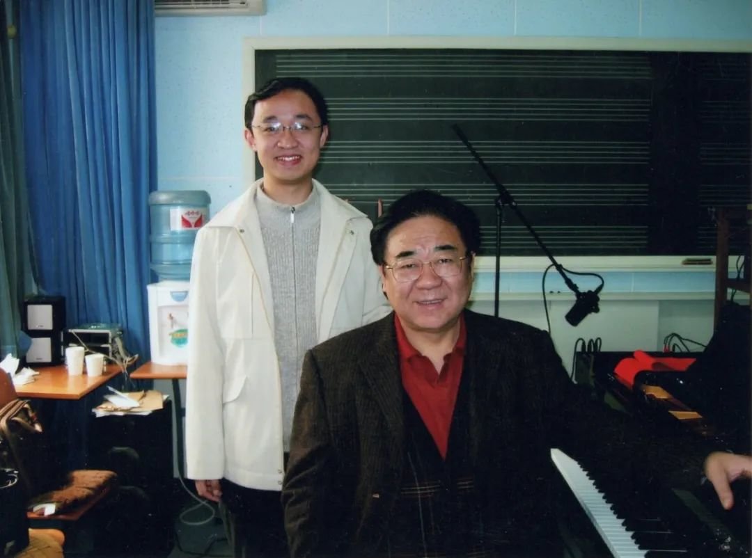 2004年，还在读本科的胡廷江已经为金铁霖的声乐课做了几年钢琴伴奏。受访者供图