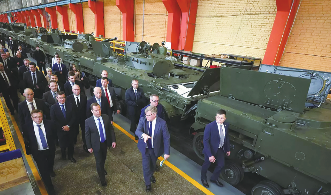 当地时间11日，俄罗斯联邦安全会议副主席梅德韦杰夫视察库尔干机械制造厂的装甲车生产线。（俄新社）