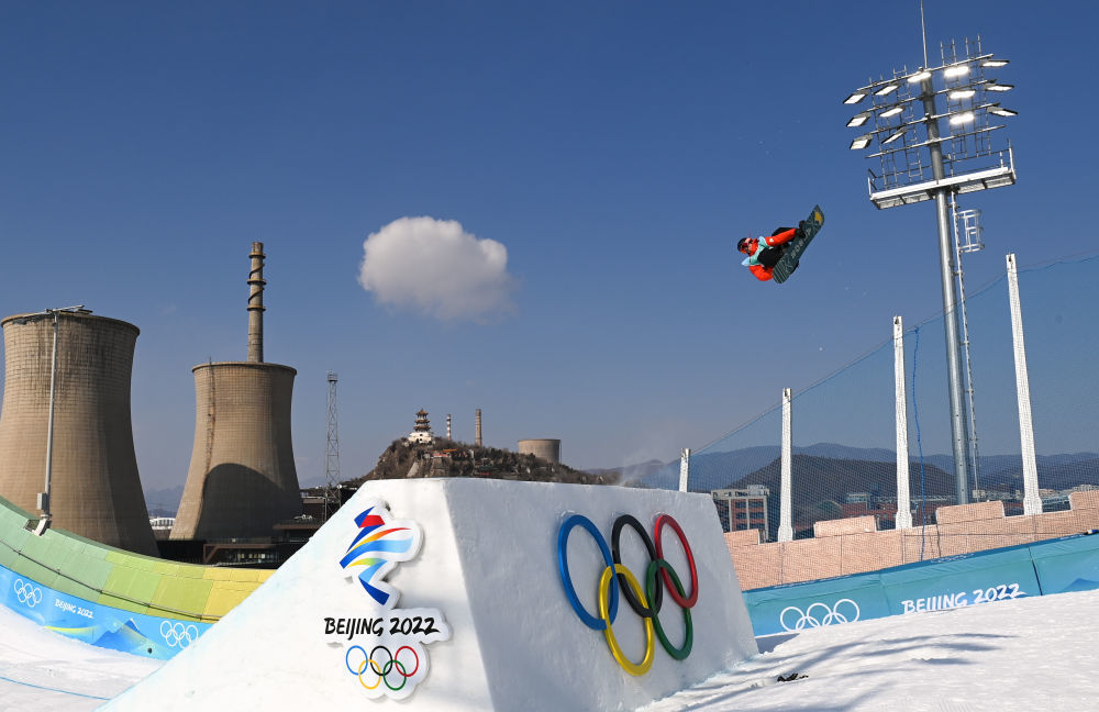 2月15日,参赛运动员在北京2022年冬奥会单板滑雪男子大跳台决赛比赛中