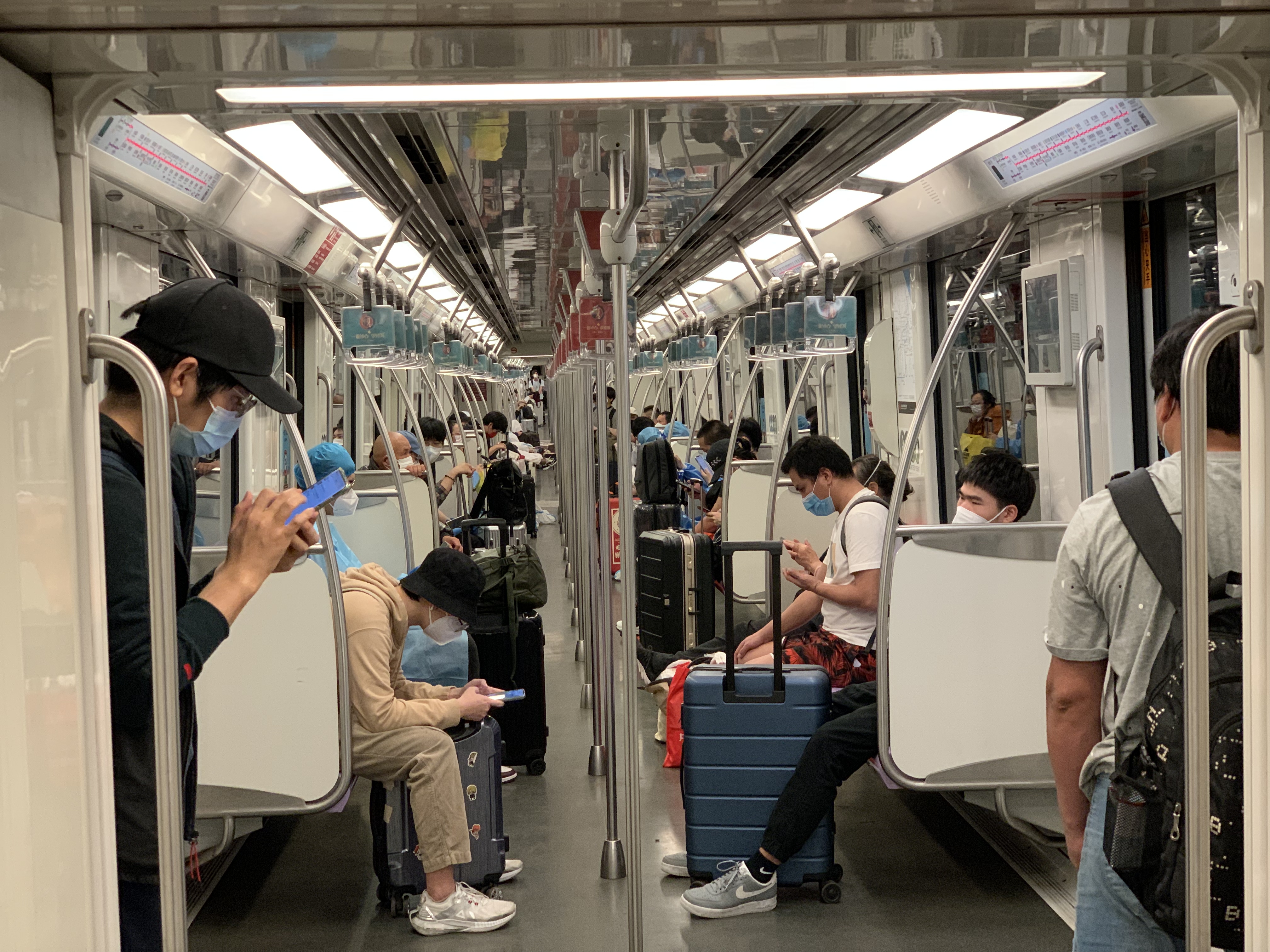 上海出行记地铁10号线站拉开铁栅栏乘客大多带着行李箱