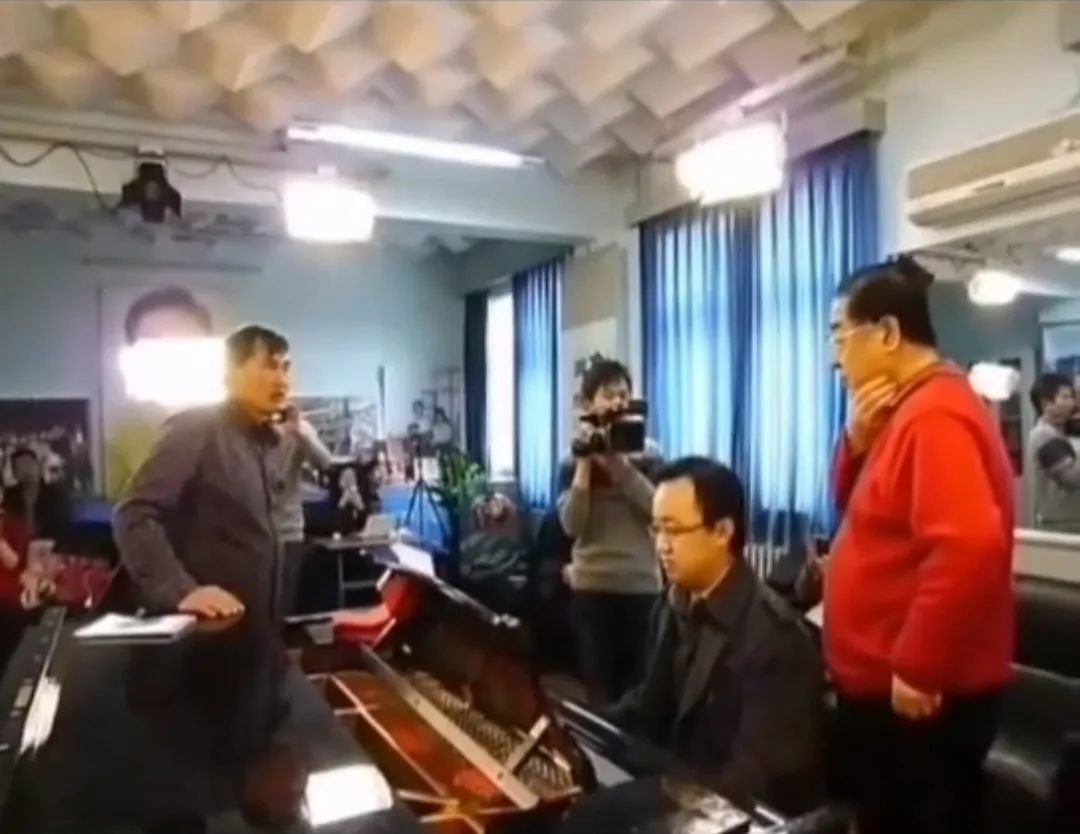 在金铁霖的一次声乐课上，朱之文唱歌，胡廷江弹琴。受访者供图