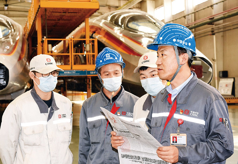 图为2022年11月2日,中车青岛四方机车车辆股份有限公司党员职工在认真学习党的二十大精神。 新华社记者 李紫恒/摄