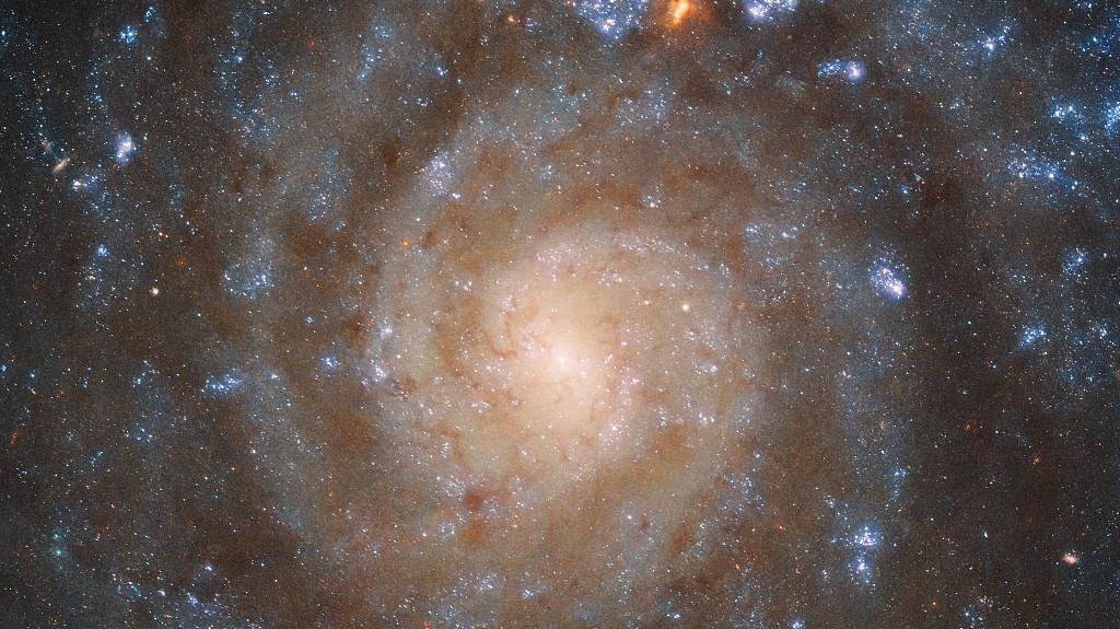 当地时间2022年9月27日，美国，NASA的詹姆斯·韦伯太空望远镜拍摄到了“前所未有的细节”，距离地球2900万光年的一个美丽的螺旋星系出现了新的面貌。视觉中国 资料图