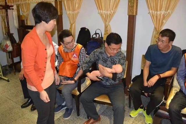 2015年举办的“男德班”中,请了专业人士教学员们如何照顾婴幼儿。受访者供图