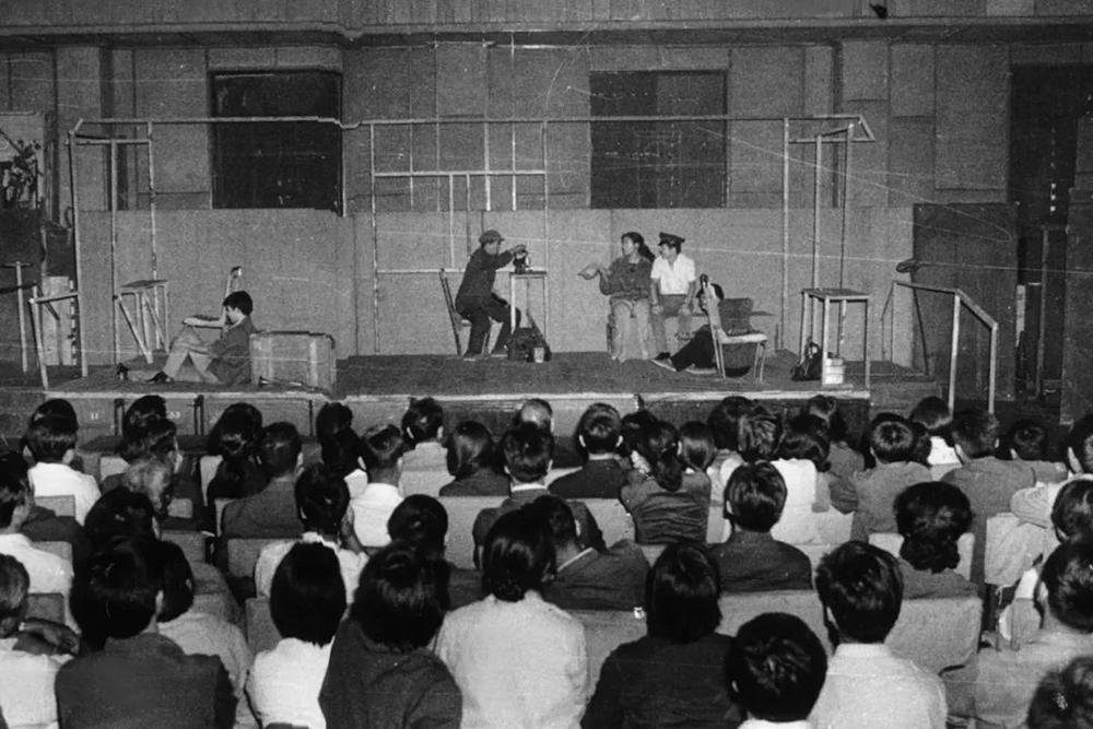 1982年11月,《绝对信号》在原首都剧场三楼宴会厅正式公演,开创了中国小剧场戏剧艺术的先河,北京人艺小剧场艺术的探索由此开启了序幕。图自北京人艺官方微信公号文章