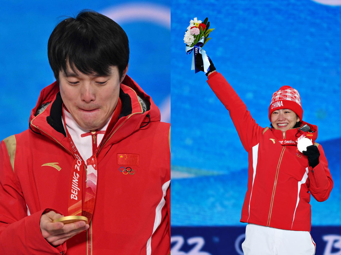 右:北京冬奥会自由式滑雪女子空中技巧颁奖仪式,中国选手徐梦桃在领奖