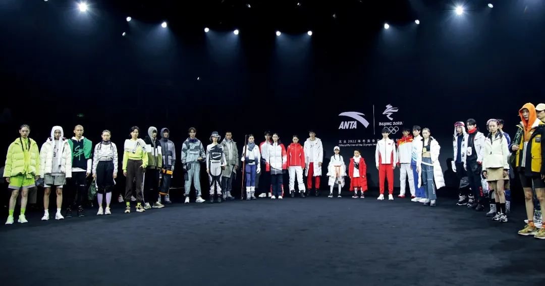 9月17日，一场以“致敬冬奥”为主题的安踏服装秀亮相2022北京时装周。图/视觉中国