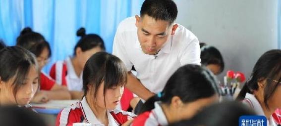 贵州省望谟县实验高中党总支副书记、副校长刘秀祥在课上辅导学生（2022年8月26日摄）。新华社记者 周宣妮 摄