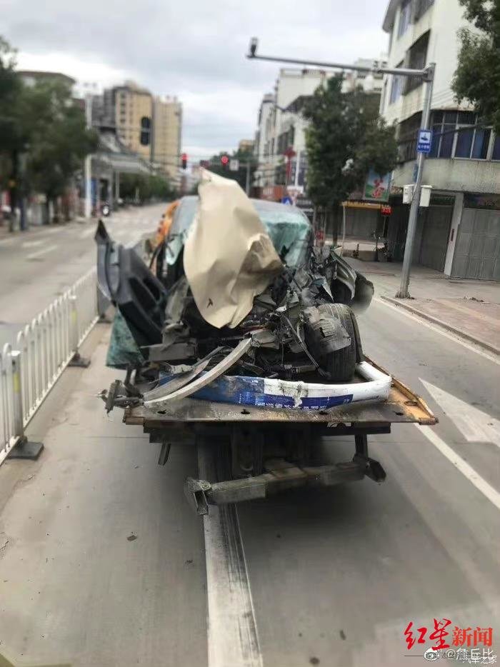 ↑事发车辆已严重毁坏 图据车主亲属微博
