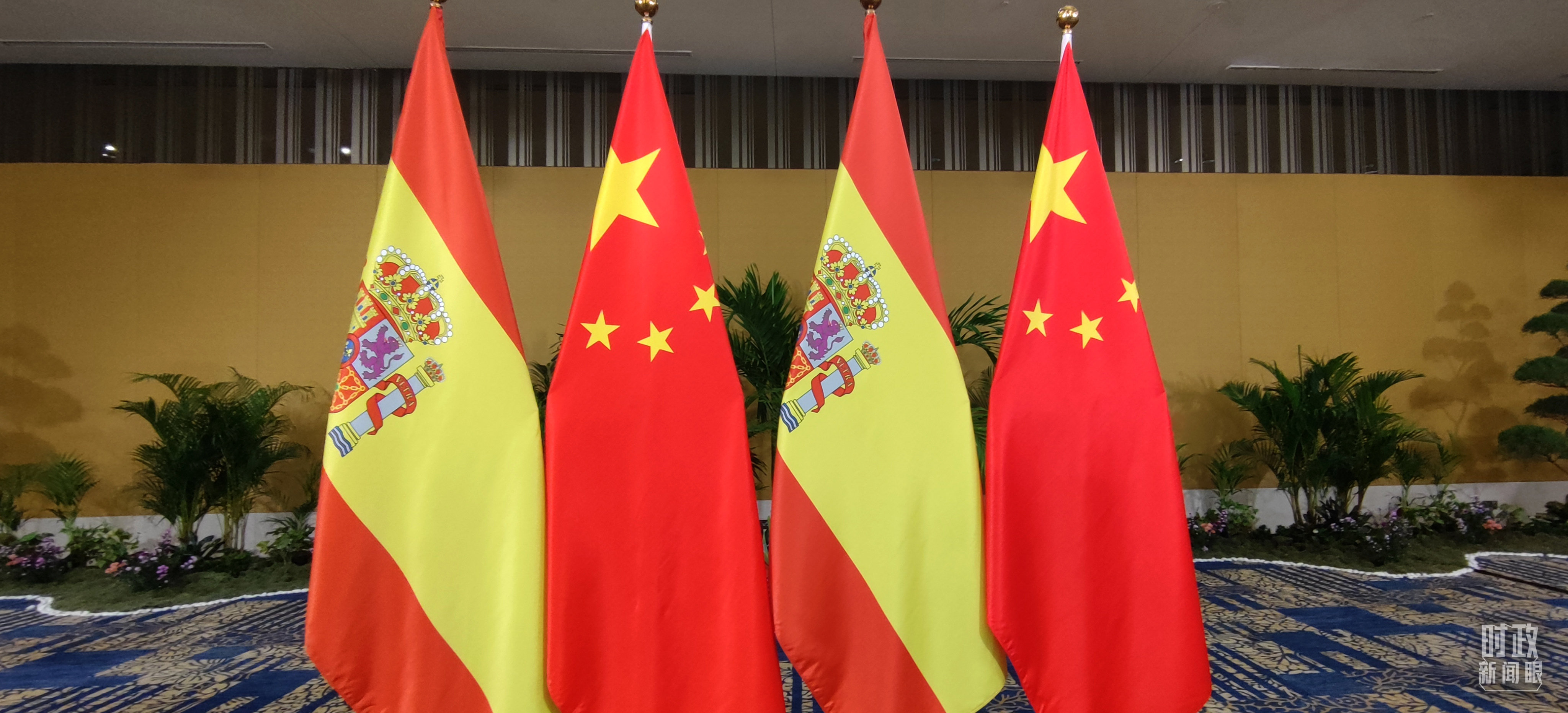 △会见现场的中国和西班牙两国国旗。（总台央视记者耿小龙拍摄）