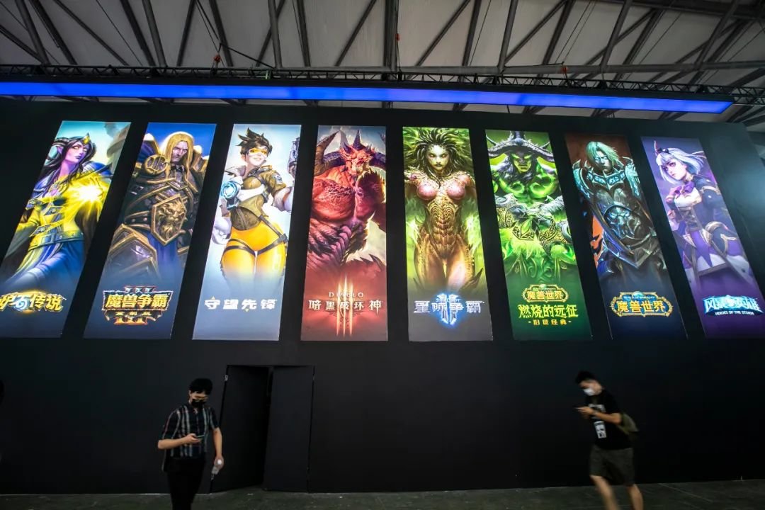 2021年7月30日，2021年第十九届中国国际数码互动娱乐展览会（ChinaJoy2021）上暴雪游戏展区展出的系列游戏。图/视觉中国