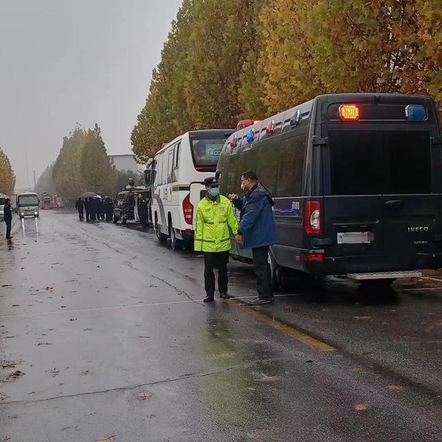 火灾现场周边。消息人士供图