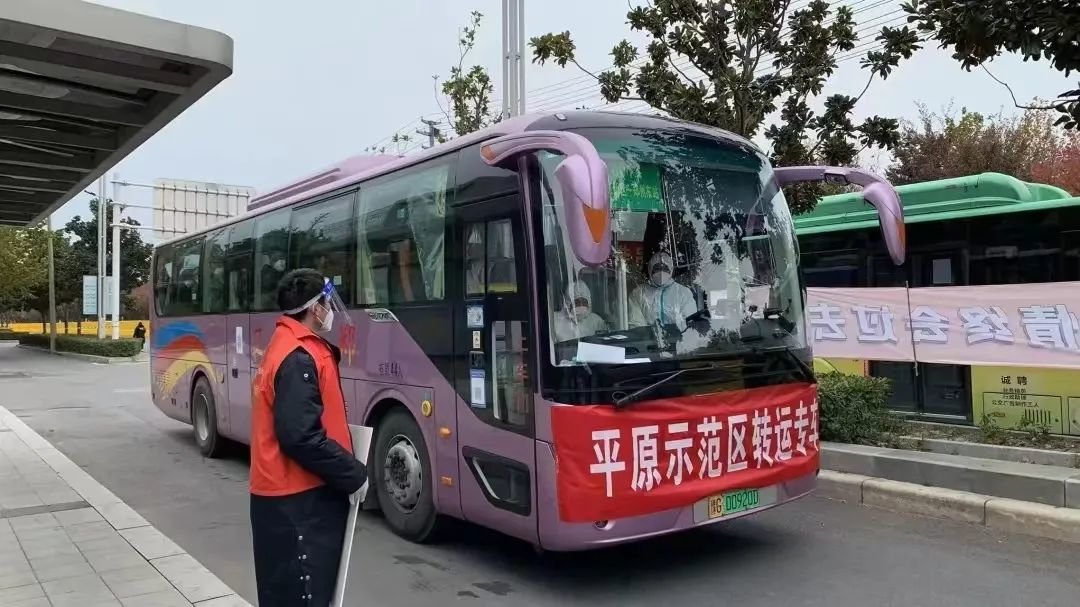 11月13日,郑州航空港区的国贸招募中心,新进人员在到达后,在工作人员引导下,做好防疫措施,查验个人信息后,安排宿舍入住。图片来源:富士康郑州科技园官方公众号
