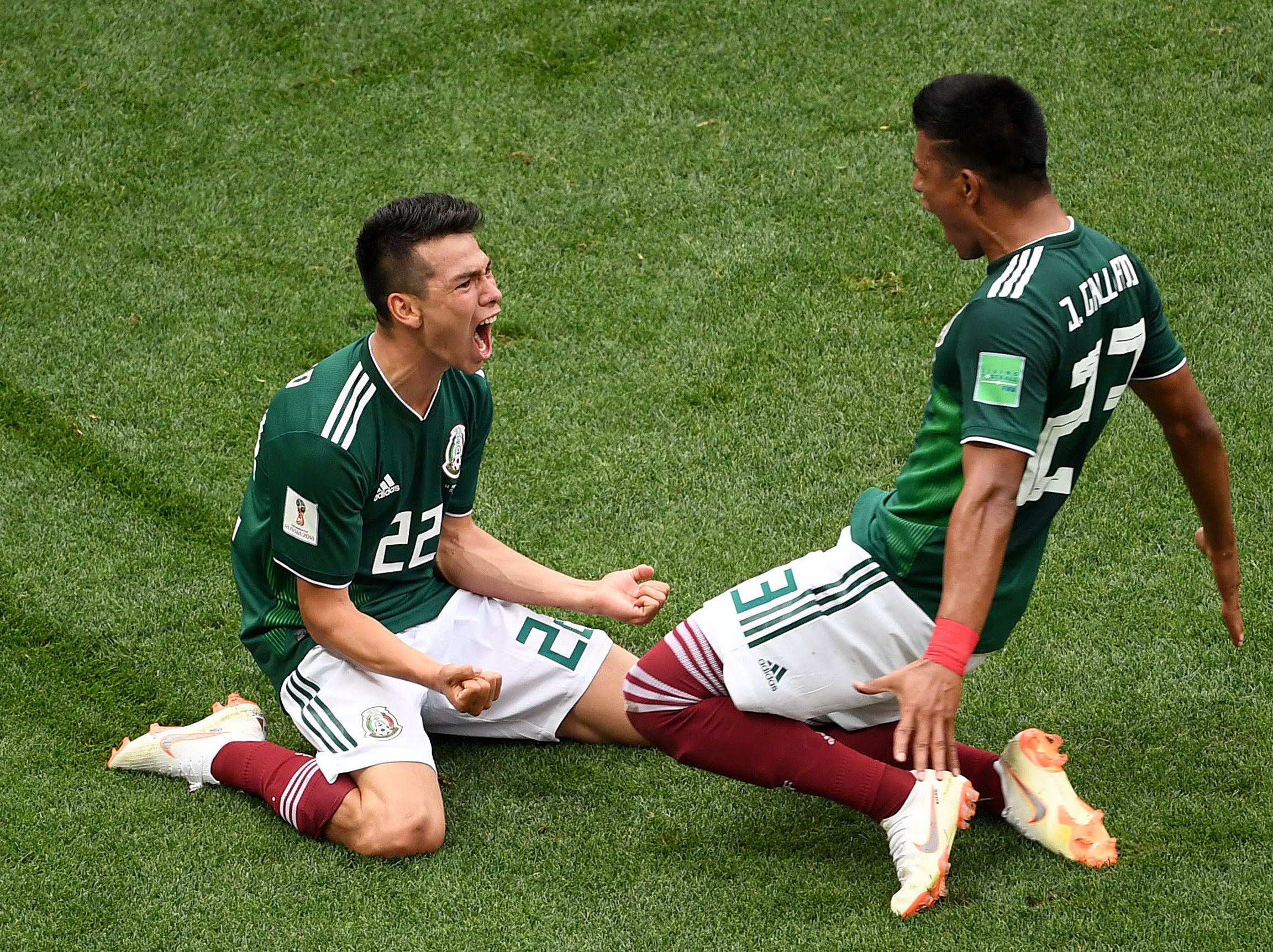 2018年6月17日，墨西哥队球员洛萨诺（左）在比赛中与队友庆祝进球。