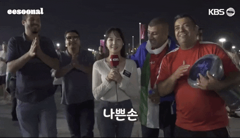 韩国女记者直播世界杯遭球迷强搂 面带微笑继续主持
