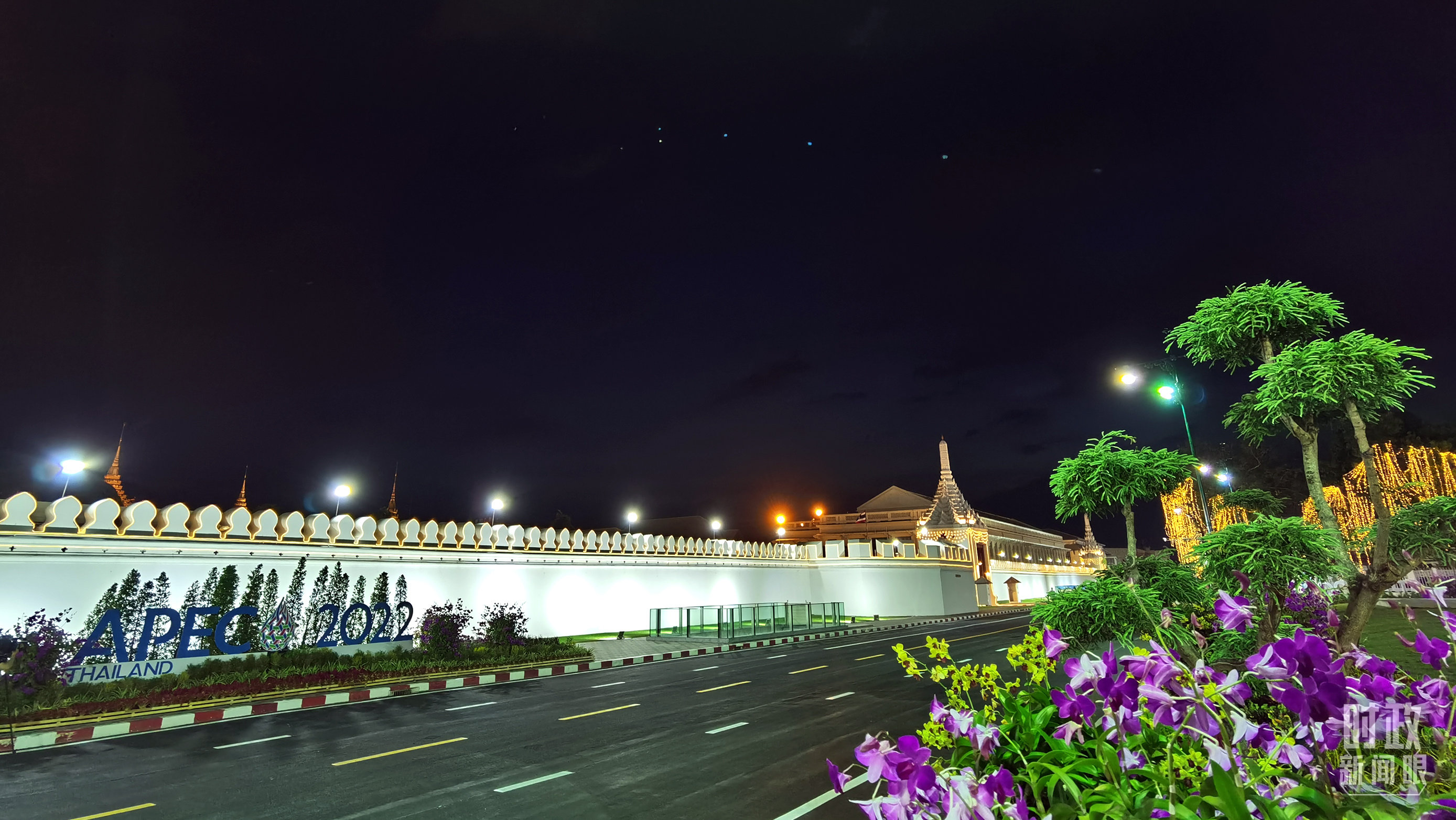 △夜幕中的曼谷大王宫。（总台央视记者郭鸿拍摄）