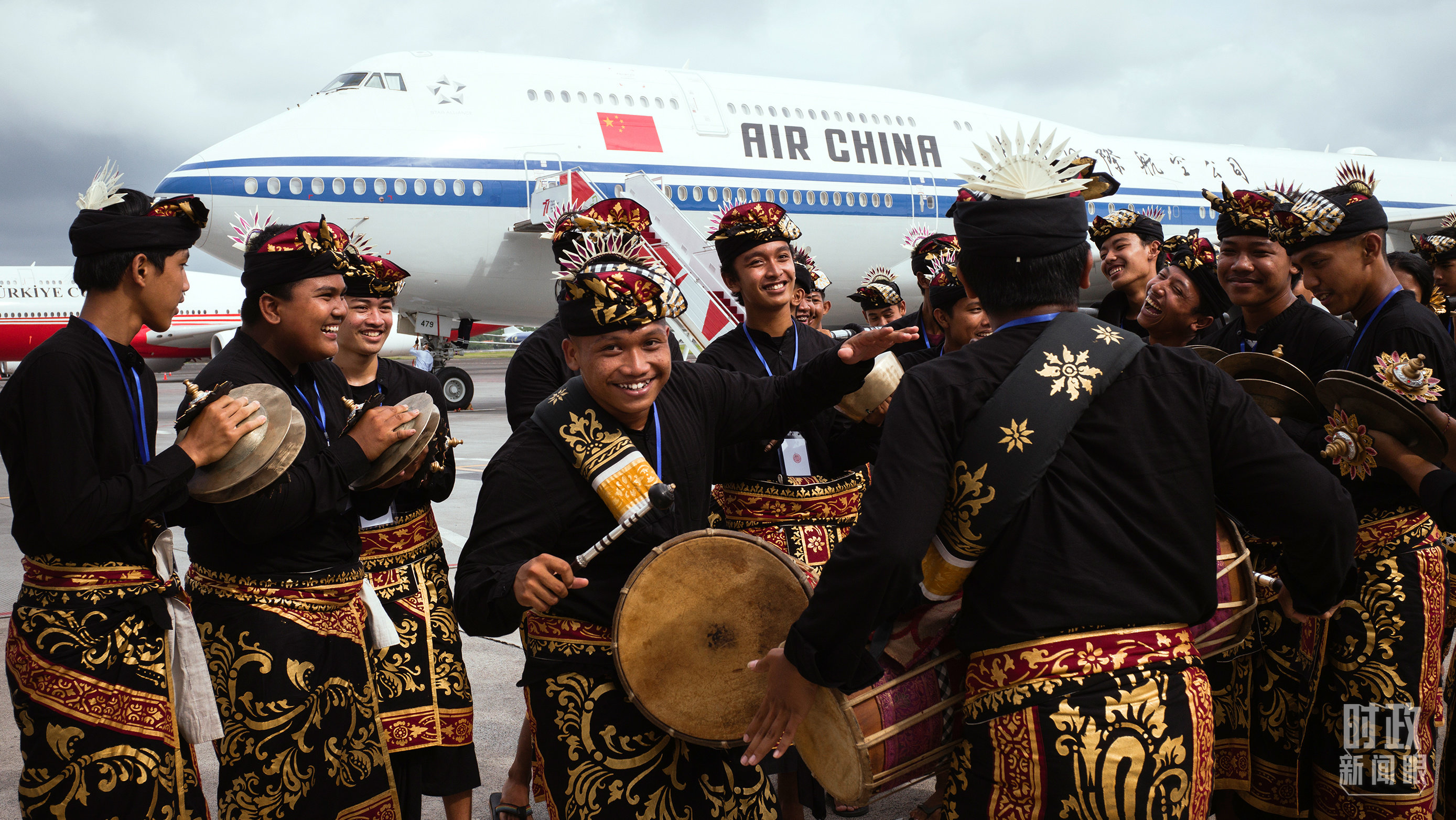 △印尼当地群众载歌载舞欢迎习主席抵达巴厘岛。（总台央视记者王哈男拍摄）