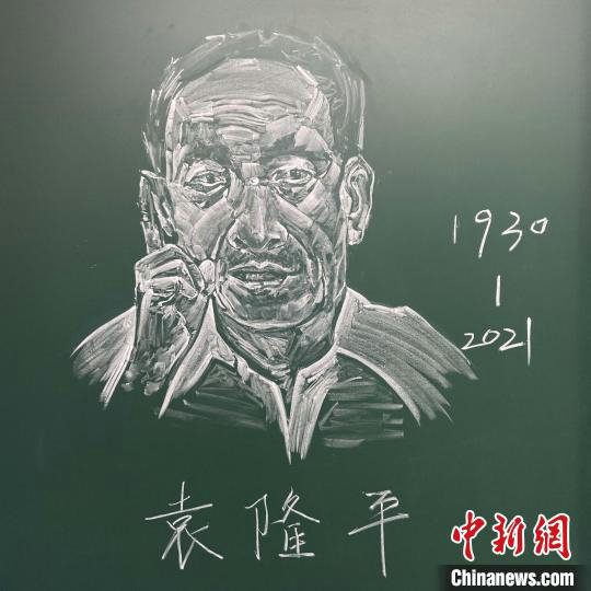 二二二团子女学校供图中新网乌鲁木齐6月3日电(尤倩)袁隆平,钟南山