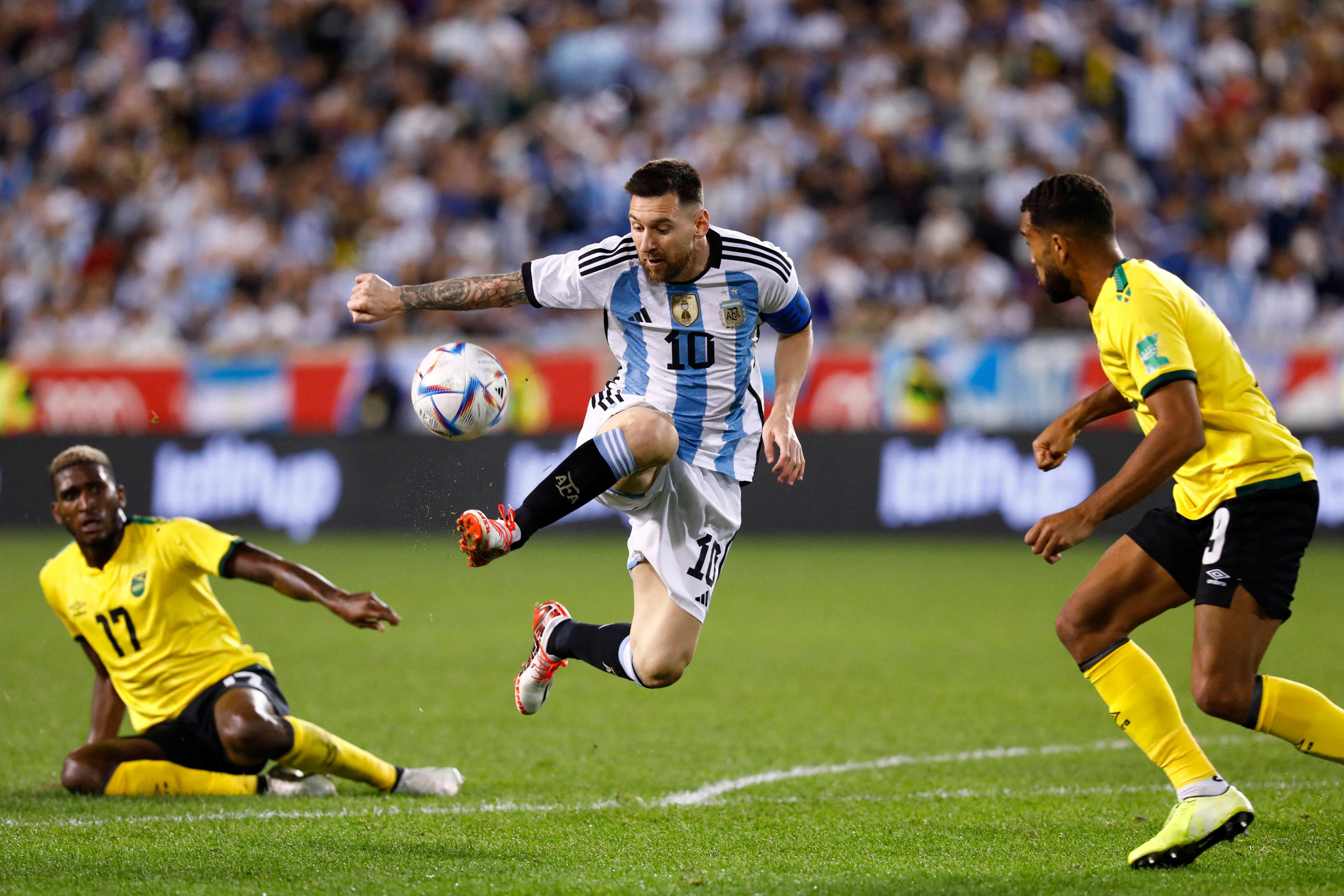 2022年9月27日，阿根廷队球员梅西（中）在对阵牙买加队的友谊赛中。
