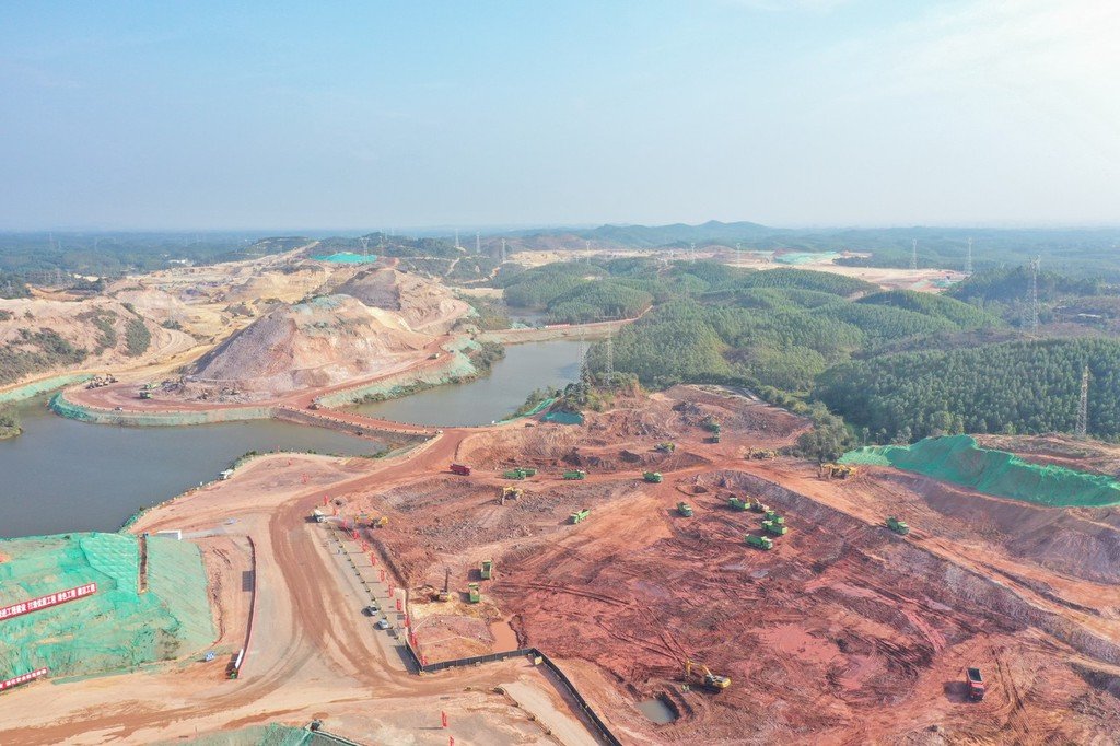 2022年11月20日,广西钦州平陆运河青年枢纽一期工程施工现场,一片繁忙景象。平陆运河是西江干流与北部湾的江海联通工程,是西部陆海新通道的骨干工程。(无人机照片) 中新社记者 陈冠言 摄