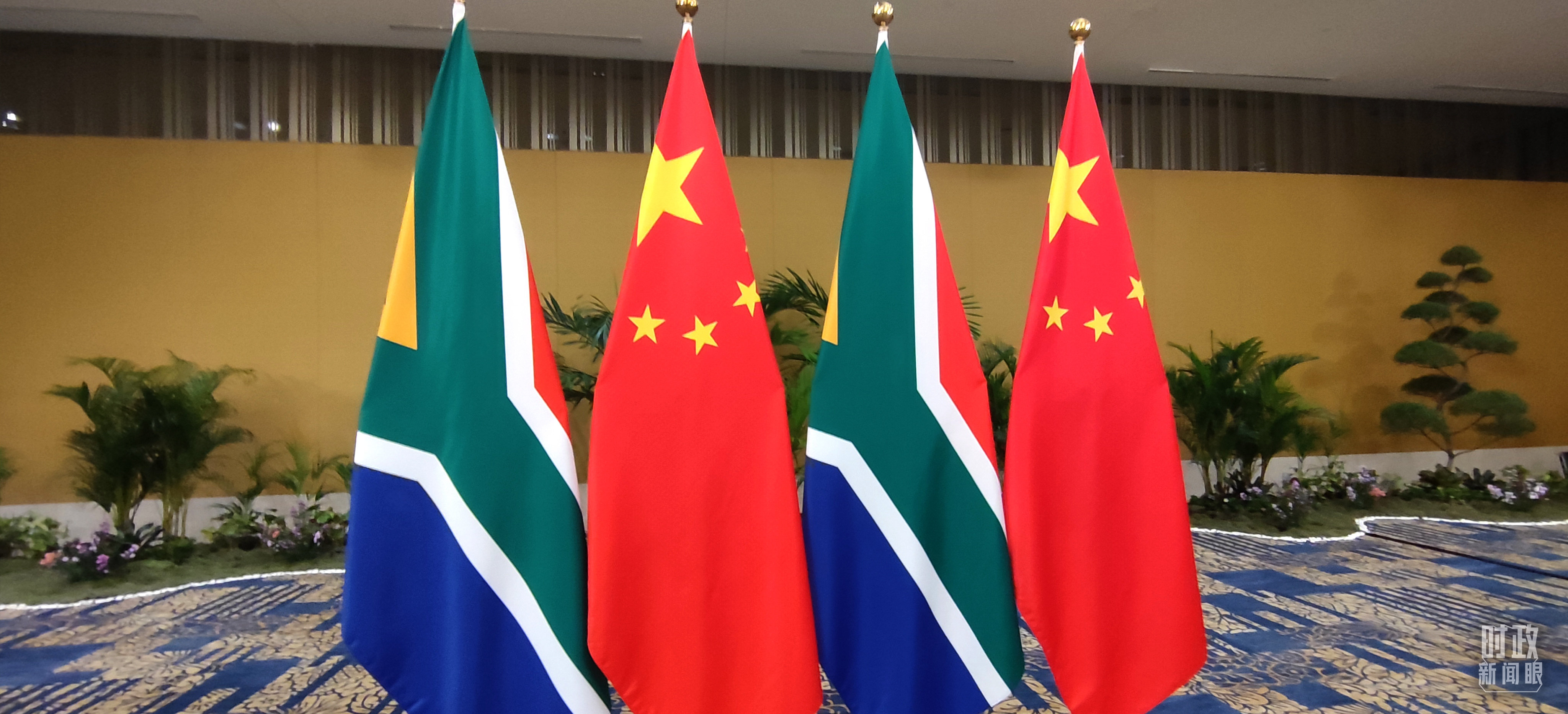 △会见现场的中国和南非两国国旗。（总台央视记者耿小龙拍摄）