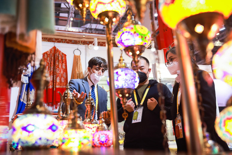 进博会上展出的阿曼手工艺品。海沙尔 摄