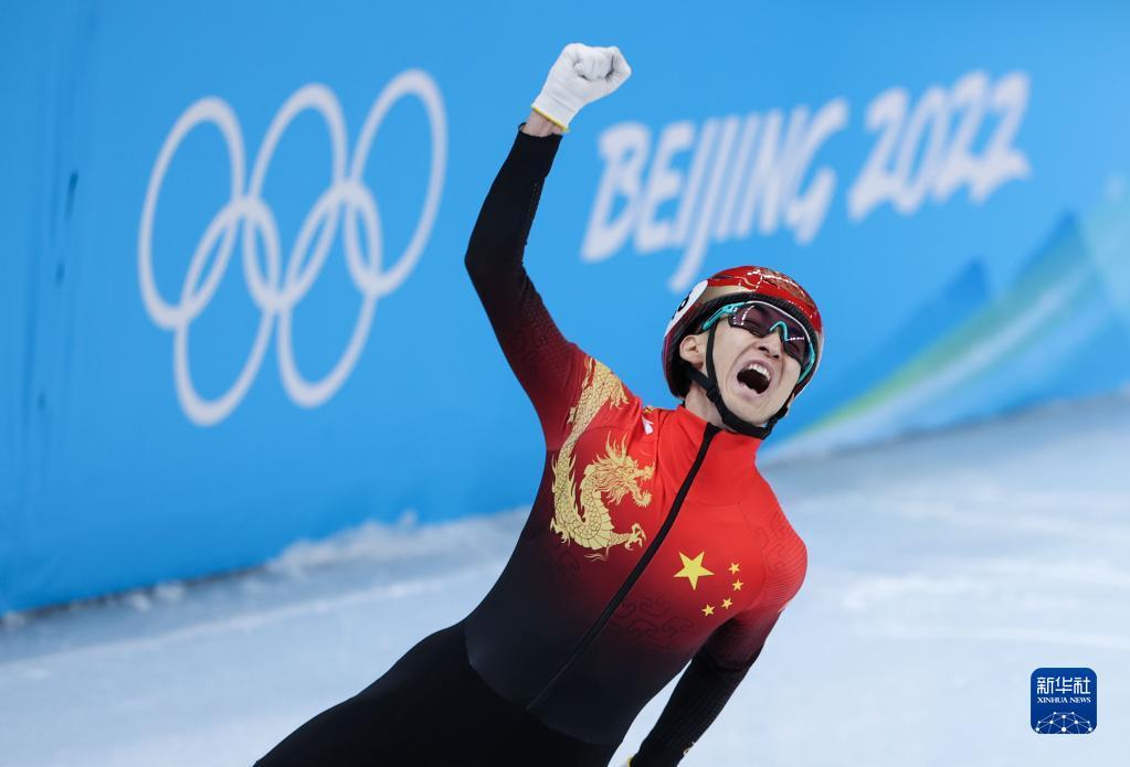 武大靖在北京2022年冬奥会短道速滑项目混合团体接力决赛后庆祝夺冠