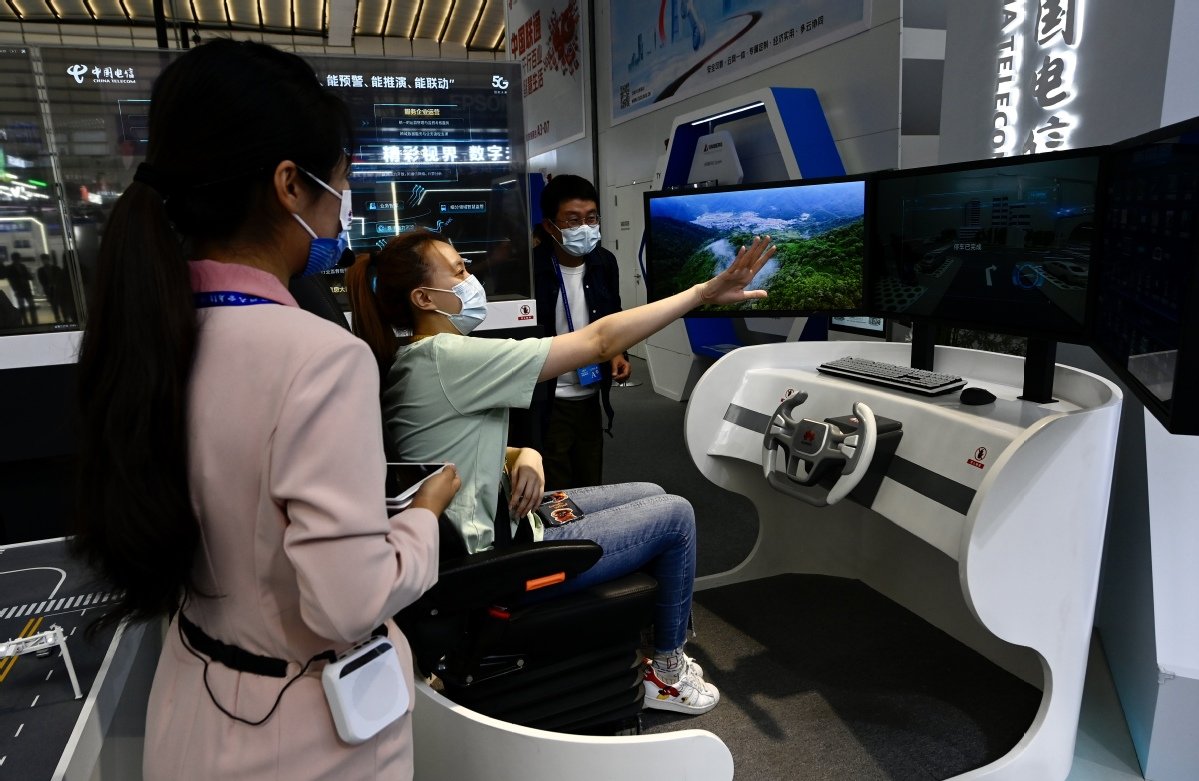 众体验无人驾驶。中国日报记者 魏晓昊 摄