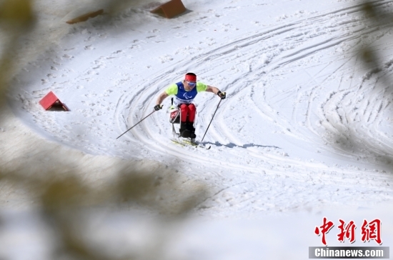 中国选手毛忠武获残奥越野滑雪男子中距离坐姿项目冠军