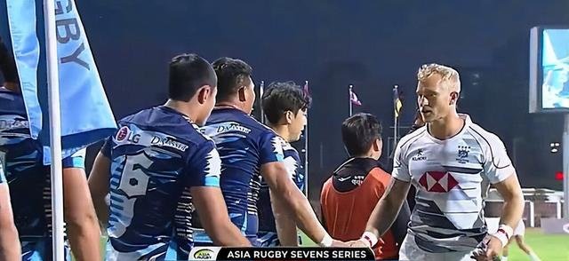 在韩国仁川11月13日举行的亚洲七人制橄榄球系列赛中，中国香港队与韩国队在决赛后握手。图自香港东网