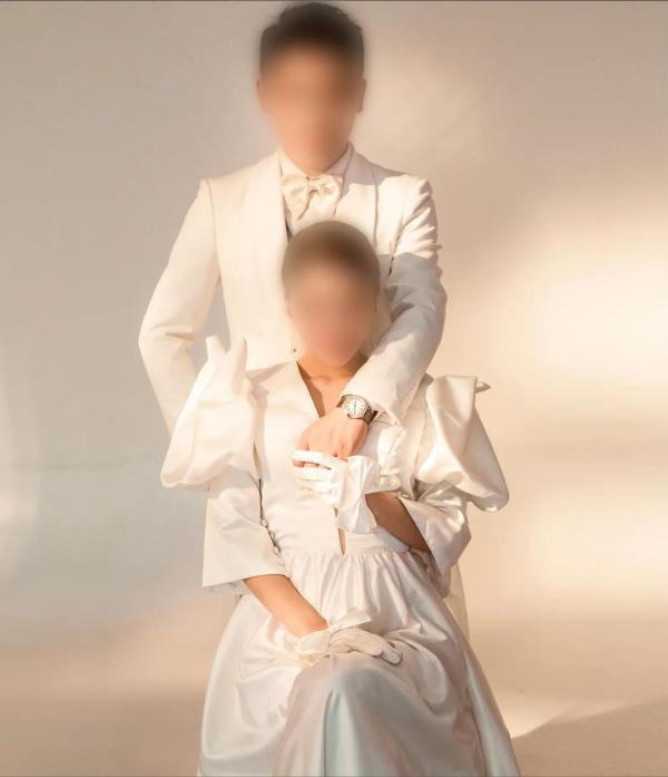 莉女士出示与邱某某的结婚照