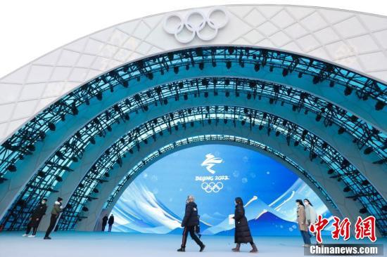 「北京冬奥」颁奖典礼来啦！中国队员将首金挂在胸前