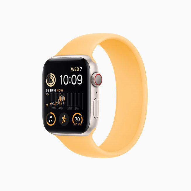 星光色铝金属表壳的 Apple Watch SE,搭配暖阳色单圈表带。
