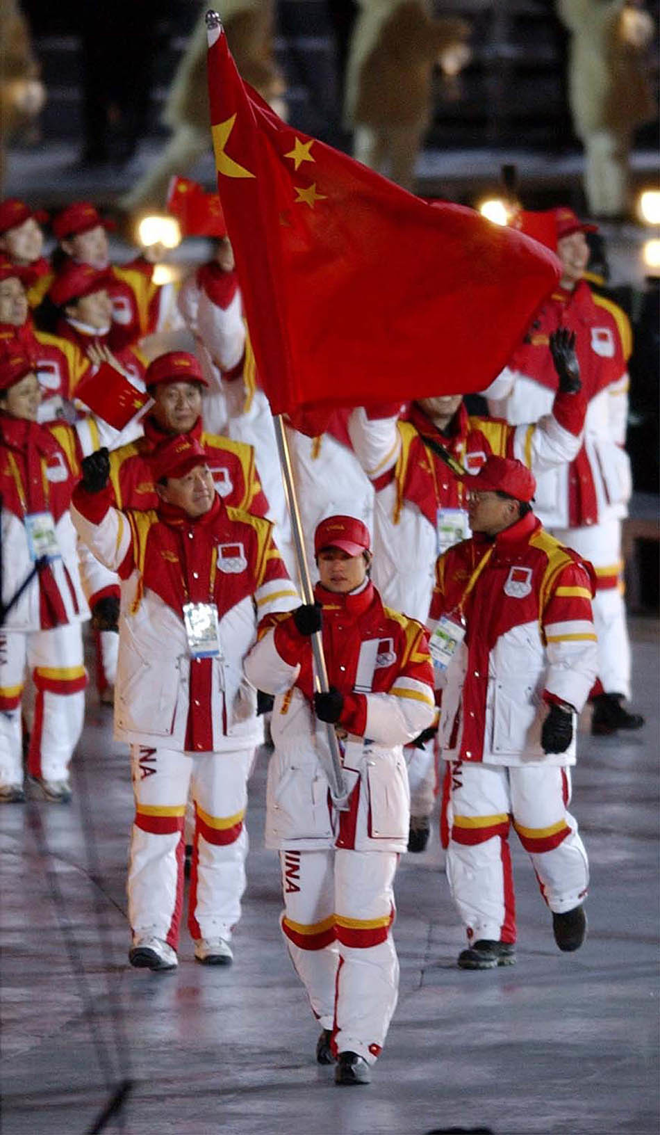 当地时间2002年2月8日,美国盐湖城冬奥会开幕式上,中国代表团入场